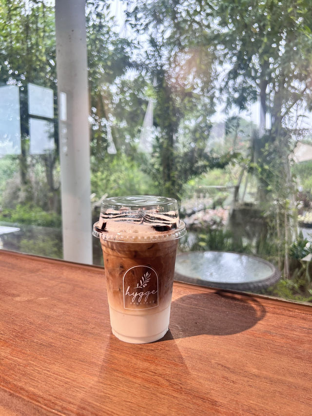 คาเฟ่ Hygge Backyard มวกเหล็ก สระบุรี 🌿📸