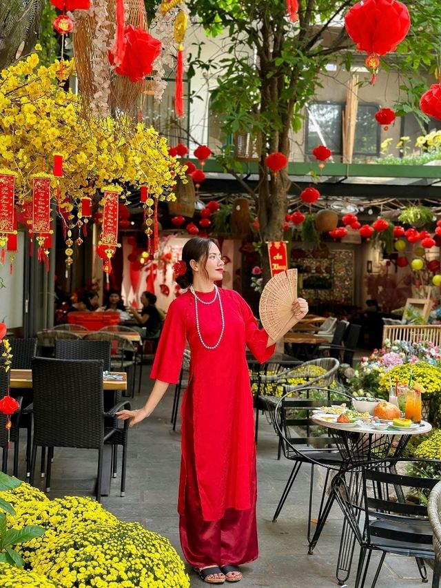 Quán cà phê trang trí Tết với khu vườn cùng hồ cá Koi siêu xinh ngay tại Tân Phú  