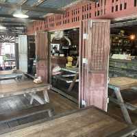 ร้านสี่แยกหัวตะเข้คาเฟ่แอนด์เกสต์เฮ้าส์ 