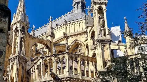 ท่องเที่ยวตามรอยบ้านเกิดของฟอง! สัมผัสความหรูหราในแคว้นช็องปาญ — traveler post in Epernay