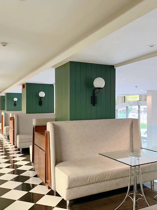 🛏️✨ นอนโรงแรมติด BTS ลาดพร้าว Justice Hotel