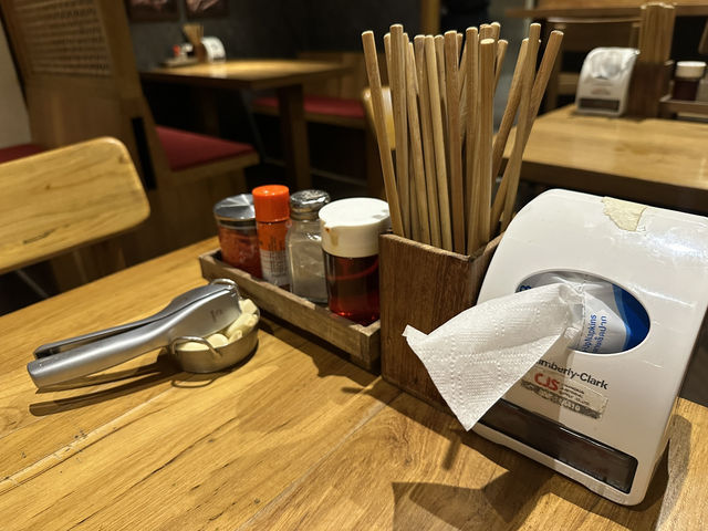 【Sanmai Ramen／サンマイラーメン｜チェンマイ“ニンニク仕上げが光る本格豚骨一杯”】