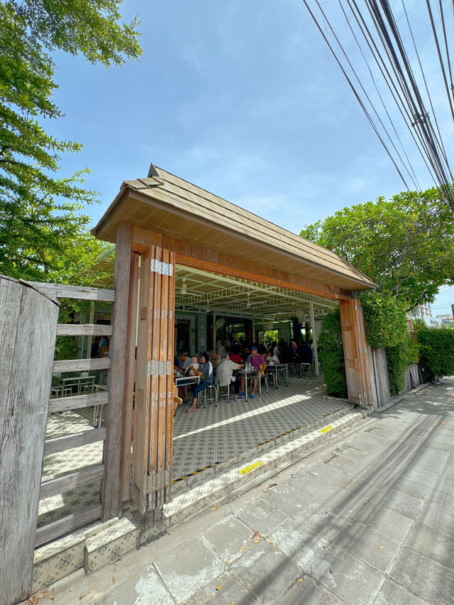 ป้าขาว ขนมจีนเมืองคอน :: อ่างศิลา ชลบุรี 📍