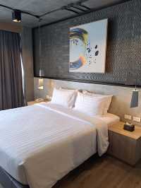 Concrete Calm in Bangkok’s Buzz, De Prime Awaits