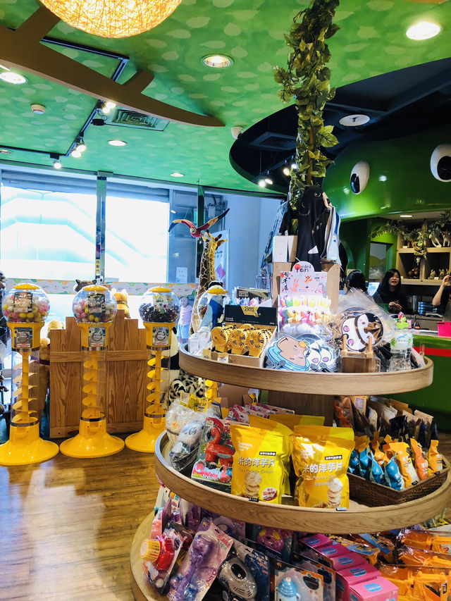 樂園中的精品店很多特別可愛的公仔🐯🦁🐻🐮