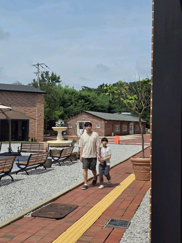 특별한 건축미와 여유로운 산책로