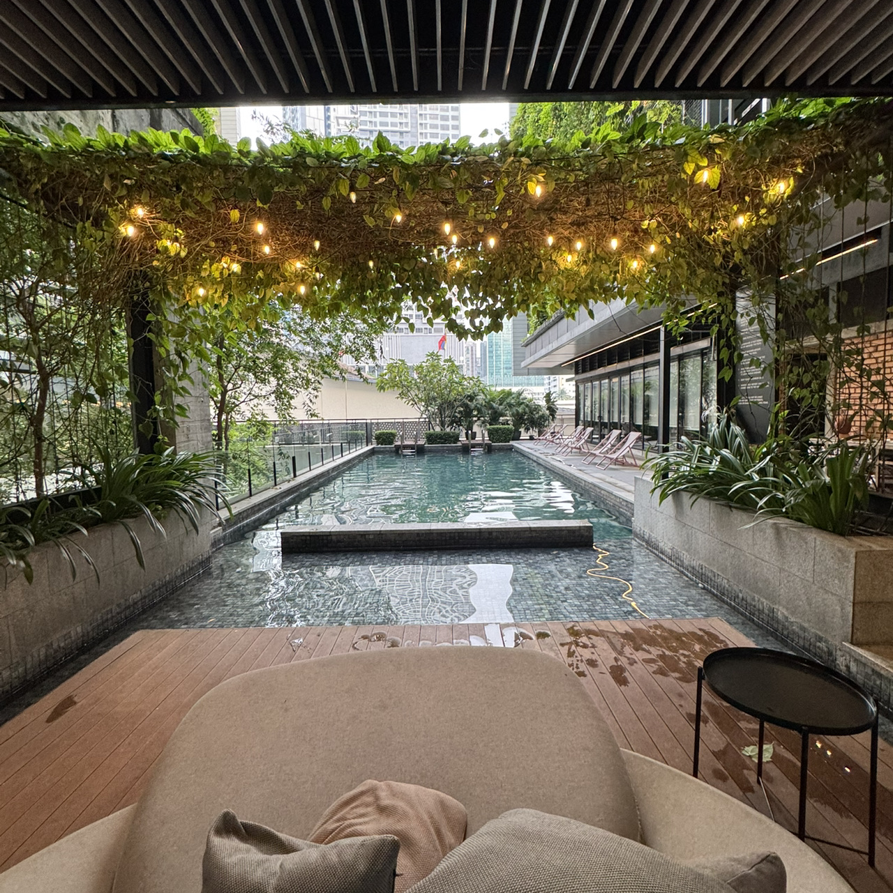 🏨 Hotel KLoé - Kuala Lumpur
Wajib dikunjungi bagi pecinta fashion! Hotel desain yang terletak di jantung KL✨

🌿 Fitur
	• Ruang bergaya yang dikelilingi seni & tanaman hijau di interiornya
	• Setiap kamar memiliki desain unik, sempurna untuk Instagram📸
	• Termasuk kafe & perpustakaan → ideal untuk membaca santai atau bekerja
	• Dilengkapi kolam renang, memberikan suasana resor di tengah kota🌊

🚶♀️ Dekat dengan KLCC dan Bukit Bintang, sempurna sebagai basis untuk jalan-jalan dan berbelanja◎

⸻

🛎 Poin rekomendasi
	• Rasakan "Creative Room" yang penuh dengan seni
	• Staf yang ramah dan lobi yang sangat bergaya
	• Kamar yang sederhana dan nyaman untuk meredakan lelah setelah berjalan-jalan di kota

⸻