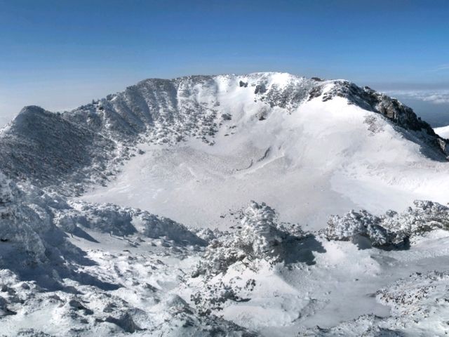 🗻 백록담 – 한라산 정상의 장엄한 호수 🗻 백록담 – 한라산 정상의 장엄한 호수