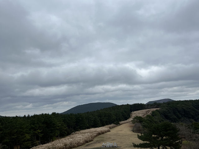 รีวิวเที่ยว "ซังกึมบูรี" (산굼부리) ที่เกาะเชจู รีวิวเที่ยว "ซังกึมบูรี" (산굼부리) ที่เกาะเชจู