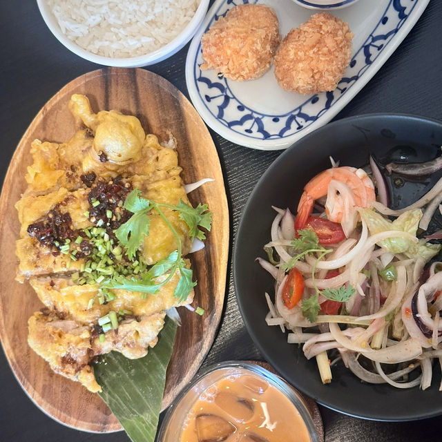 【台南美食推薦】曼谷小熊泰式料理｜正宗泰式風味，必點金錢蝦餅！