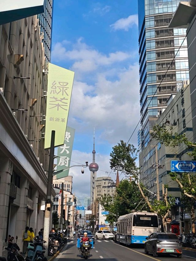 上海晴天街頭人文風景