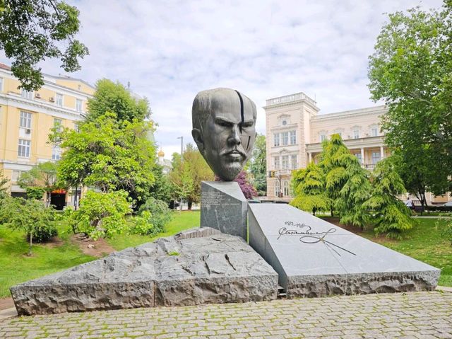 城市靈魂的一角，綠意與藝術共存的街頭花園#水晶花園（Crystal Garden）-Sofia Bulgaria