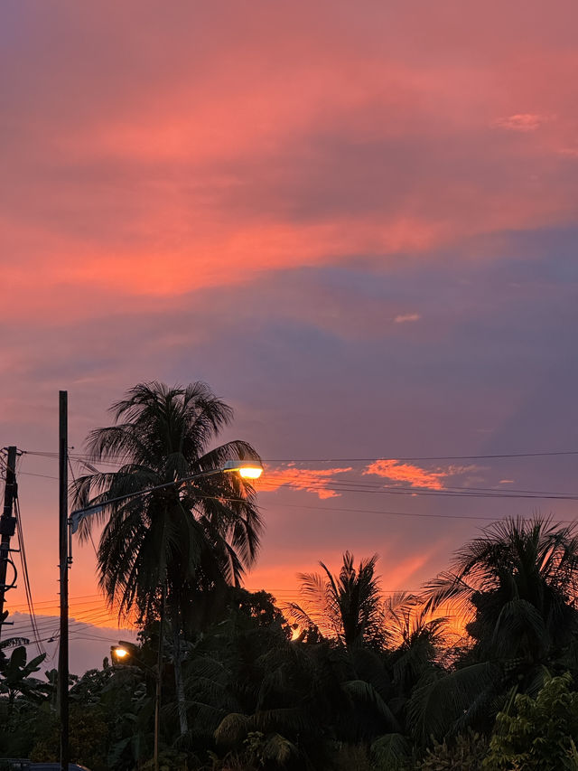 Magic Hour on the Rajang: Kapit’s Dreamy Sunset Vibes 🌅✨