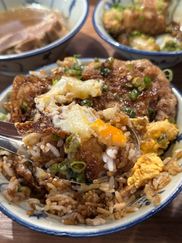 《兩草必食香煎脆邊蛋肉餅飯》