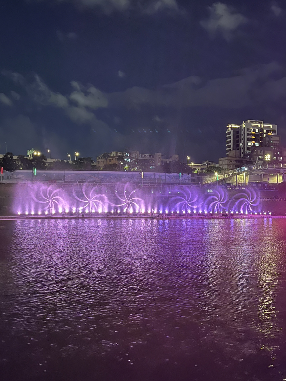 #LimitedEvent
The Rainbow Bridge, spanning Taipei's Songshan Xikou Wharf, will host the "2025 Taipei Water Dance New Year's Eve" for 37 days from September 13 to October 19, 2025.
Every night from 6:30 PM to 8:30 PM, you can enjoy a fantastical performance featuring water dancing (water screens) and colorful lights. Five performances will be held daily, featuring a fusion of stage and water, giant character appearances, and a variety of weekend stage events.
As the centerpiece of the event, the Rainbow Bridge will be lit up brilliantly at night.
🔍 Highlights
○ "Double Water Curtains": A synchronized performance of the Rainbow Bridge water curtain and the 120-meter water curtain stage on the Keelung River.
○ Collaboration of Water, Light, and Music: A dynamic water dance show set to music.
📍 Directions
Venue: Songshan Xikou Wharf, along the Rainbow Bridge.
Nearest Station: Approximately a 3-minute walk from Exit 1 of the MRT Songshan Line "Songshan Station."
Enjoy a magical experience by adding the Rainbow Bridge illuminations and water dance show to your Taipei nighttime stroll.✨