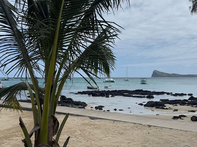 Notre Dame Auxiliatrice - Bright colors and a picturesque view of Mauritius 