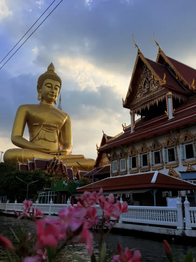 曼谷｜水門寺大佛最美角度 與夕陽下的大佛白塔相遇