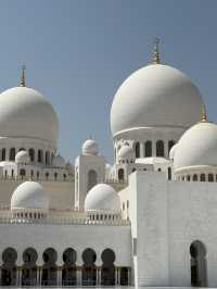 皓白如月的沙漠奇蹟：謝赫扎耶德大清真寺的純白奢華與靈魂震撼之美