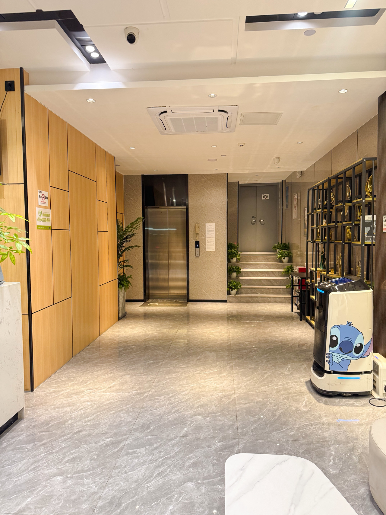 #Akomodasi dengan Lokasi Strategis
Bagi Anda yang merencanakan perjalanan ke Guangzhou dan mencari akomodasi di lokasi strategis dekat Jalan Beijing, dekat dengan pusat perbelanjaan, tempat makan, dan pusat perbelanjaan besar. Hotel ini berlokasi strategis dekat stasiun kereta bawah tanah dan menawarkan akomodasi dengan harga terjangkau.

📝: Keunggulan tempat ini:
· Bersebelahan dengan Jalan Beijing
· Dekat dengan 2 stasiun kereta bawah tanah untuk kemudahan perjalanan
· Bersebelahan dengan kedai kopi terkenal "Lowan" dan NAP CAFE BAR
· Dekat dengan bar dan restoran santai yang buka hingga larut malam
· Dekat dengan 7-Eleven dan minimarket
· ​​Akomodasi bersih, lokasi bagus

📍Hotel Yimi (Cabang Kuil Buddha Besar, Jalan Pejalan Kaki Beijing, Guangzhou)
🚕: Naik kereta DIDI dan atur pin ke 逸米公寓(广州北京路步行街大佛寺店)
🚇: Naik Jalur 1 / Jalur 2 dan turun di Stasiun Gongyuanqian (Pintu Keluar D) atau Jalur 6 dan turun di Stasiun Jalan Beijing (Pintu Keluar A)

#guangzhou #beijingroadguangzhou #akomodasiguangzhou #guangzhou