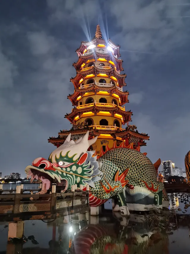 左營蓮池潭旁的龍虎塔,塔身燈光倒映在水面上