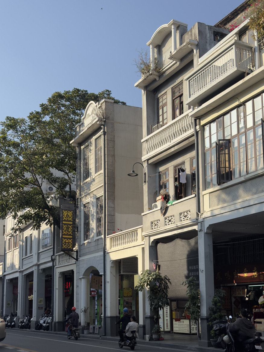 Guangzhou adalah kota yang seru banget buat dikunjungi, waktu terbaiknya itu dari Oktober sampai Februari.
Cuacanya lagi enak-enaknya, nggak terlalu panas, pas banget buat jalan-jalan santai.

Ini dia itin-nya 😌🇨🇳

HARI 1 Eksplor Kota Tua & Rasakan Pesona Guangzhou

☀️ Pagi
· Beijing Road
· Keliling area kota tua
· Belanja sambil hunting foto

🌙 Malam
· Kuil Dafo (Big Buddha Temple)
· Nikmati suasana malam yang syahdu
· Jalan-jalan santai di pinggir Sungai Zhujiang

HARI 2 Kuil Ikonik, Kawasan Eropa, & Budaya Kanton

☀️ Pagi
· Kuil Six Banyan (Kuil Enam Pohon Beringin)
· Wisata religi ke tempat-tempat sakral

🌤️ Sore
· Pulau Shamian
· Foto-foto dengan latar bangunan bergaya Eropa

🌙 Malam
· Yongqingfang
· Cobain kuliner lokal
· Jalan-jalan di kawasan budaya

HARI 3 Sisi Modern Guangzhou

☀️ Pagi
· Dongshankou
· Mampir ke kafe hits dan spot foto estetik

🌤️ Sore
· Menara Canton (Canton Tower)
· Haixinsha

🌙 Malam
· Naik kapal pesiar di Sungai Zhujiang
· Nikmati city light yang cantik

HARI 4 Budaya Kanton & Belanja Sebelum Pulang

☀️ Pagi
· Chen Clan Ancestral Hall
· Mengagumi arsitektur khas Kanton

🌤️ Sore
· Gedung Opera Guangzhou
· Zhujiang New Town

🛍️ Malam
· Belanja sepuasnya
· Menuju ke bandara

Rekomendasi Penginapan: Stay di sekitar Beijing Road biar gampang cari makan, atau di distrik Tianhe (pusat kota) kalau mau dekat mal dan banyak pilihan kuliner.