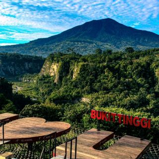 🌄 Stand on the Edge of Sianok Canyon – West Sumatra’s Natural Masterpiece! 🏞️