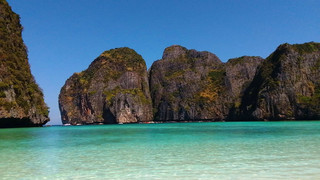 Visit the southern sea, the Phi Phi Islands.