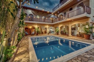 Nicaragua offers a wide variety of accommodations, from colonial hotels in old towns, beachfront resorts, eco-lodges in nature, to luxury hotels in the capital, Managua. Data from 2026 indicates that the highlights of the Nicaraguan accommodation market are Granada, San Juan del Sur, and natural areas like Ometepe.

For first-time travelers, I recommend considering three main atmospheres: Granada for the old town, San Juan del Sur for the coast, and Managua for ease of travel in and out of the country.

🏛️ 1. Hotel Plaza Colón — Granada 🏨 Atmosphere

The highlight of accommodation in Granada is its colonial-style buildings, outdoor courtyards, colorful architecture, and old town atmosphere, which is distinctly different from beachfront resorts.

Hotel Plaza Colón is ideal for those who want to use the hotel as a base and then explore the city, taking photos of old buildings, restaurants, cafes, and historical sites.
🌿 2. Secret Garden Hotel — Granada 🌴 Highlights

The interesting feature is the boutique atmosphere and gardens, perfect for those who want to relax in a quiet place after sightseeing.

This type of accommodation is also great for content creation, as it offers many photogenic opportunities.