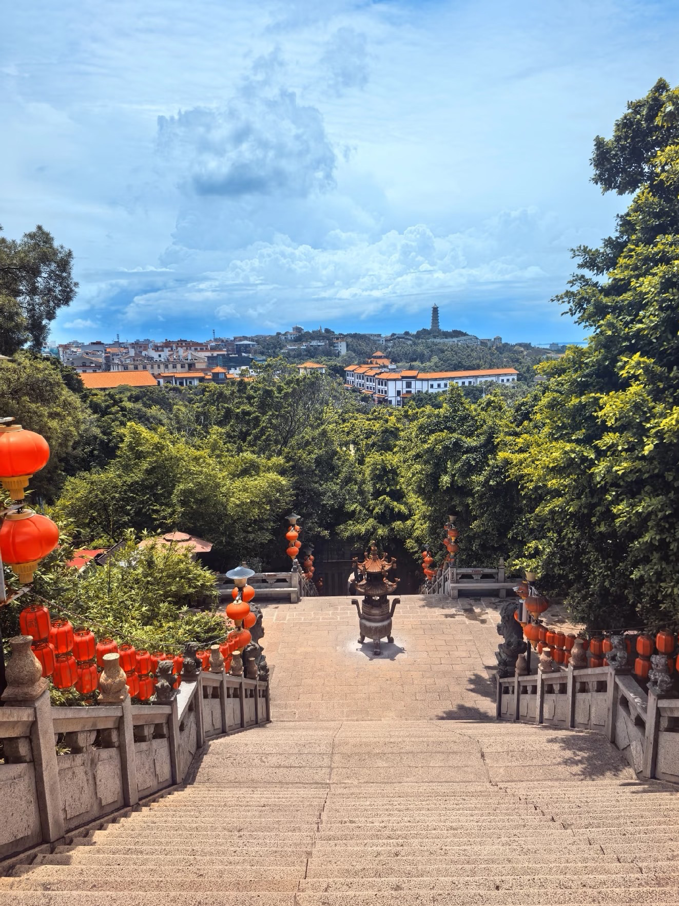 福建莆田:海岸美景與中華文化的完美融合 🇨🇳

有些地方以其著名的地標建築令人印象深刻,而有些地方則以其寧靜的海岸線、古老的寺廟和隱藏在街頭巷尾的故事給人留下深刻的印象。莆田,這座位於中國福建的迷人海濱城市,兼具這三者,並擁有獨特的文化底蘊,使其別具一格。

莆田常常被前往中國其他著名城市的遊客所忽略,但對於那些想要探索中國寧靜一面的人來說,它是一個絕佳的目的地。在這裡,海浪聲與寺廟庭院的靜謐氛圍交織在一起,傳統的當地生活節奏舒緩悠閒。

如果您正在尋找一個融合了秀麗風光、精神底蘊和道地福建文化的旅行目的地,那麼莆田絕對值得列入您的旅行清單。

🌊 1. 湄洲島 — 探尋媽祖故鄉

來到莆田,怎能錯過湄洲島?湄洲島是該地區最具文化底蘊的海濱勝地之一。

湄洲島被台灣海峽環繞,以其綿延的沙灘、壯麗的海岸風光以及與媽祖——中國受人敬仰的海神——的深厚淵源而聞名。世世代代以來,媽祖象徵漁民和遠洋航行者的守護、慈悲和希望。

湄洲島的亮點是宏偉的媽媽。傳統的建築風格、香火繚繞的庭院以及虔誠的信眾,營造出既寧靜祥和又充滿力量的氛圍。

除了參觀媽祖祠,您還可以花點時間探索湄洲島的海岸線。感受海風拂面,欣賞地平線上變幻莫測的藍色,體驗悠閒的島嶼生活。

旅行瞬間:站在海邊,靜靜地看著海浪拍打著海岸。這是一種簡單的體驗,卻能捕捉到旅行中不疾不徐的靜謐之美。

🏯 2. 廣化寺-歷史的靜謐之所

想要從不同的角度了解莆田,不妨前往廣化寺。這座歷史悠久的佛教寺廟擁有超過千年的歷史。

寺廟掩映在綠樹環繞之中,以其傳統的建築風格、寬敞的庭院和寧靜的氛圍而聞名。典雅的屋頂、精巧的細節和古老的宗教傳統,展現了福建悠久的精神傳承。

漫步寺內,細細品味精湛的工藝,聆聽周圍靜謐的聲音。與熙熙攘攘的商業景點不同,這裡是一個可以駐足沉思、享受旅行寧靜時光的好去處。

請記得穿著得體,避免打擾正在祈禱的人。

🌿 3. 九鯉湖-大自然的隱密之美

若您熱愛瀑布、山景和令人心曠神怡的自然之旅,不妨將九鯉湖列入您的行程。

九鯉湖位於莆田縣仙遊鎮,以其瀑布、嶙峋的岩石、鬱鬱蔥蔥的山丘和茂密的森林而聞名。奔騰的流水為自然愛好者和攝影愛好者營造了絕佳的拍攝環境。

沿著小路漫步,放慢腳步,欣賞美景,捕捉流水與青蔥綠植交相輝映的景象。

為了獲得最佳體驗,建議您在雨後前往,此時瀑布水量充沛,氣勢磅礴。請穿著防滑鞋,因為石板路可能會比較濕滑。

🏮 4. 探索莆田的街頭巷尾與傳統文化

除了著名的景點,莆田也歡迎您花時間探索其日常街巷。

欣賞福建傳統建築,逛逛當地小店,細細品味這座城市獨有的細節。莆田也以其精湛的傳統木雕工藝而聞名,體現了當地對精巧設計和藝術傳承的推崇。

與其匆匆忙忙地趕往下一個景點,不如在行程中留出一些時間,讓旅途中的驚喜邂逅成為一種享受。一條靜謐的小巷、一家傳統店鋪,或是與當地居民的一次閒聊,都可能成為您旅途中最難忘的回憶。

有時候,最美好的旅行體驗並非來自行程清單——它們往往發生在您放慢腳步,用心觀察周圍的一切之時。

🍜 5. 品嚐莆田風味

來到莆田,怎能錯過當地美食?

不妨從莆田滷麵開始,這道暖心的當地美食,麵條浸潤在濃鬱鮮美的湯汁中,搭配海鮮、豬肉、香菇等多種食材,令人回味無窮。

另一道當地特色美食是興化米粉,細膩的米粉可以與蔬菜、肉類或海鮮一起翻炒。

作為一個沿海城市,莆田也是品嚐新鮮海鮮的絕佳去處,包括牡蠣、蝦子和時令海鮮。最後,別忘了品嚐當地小吃,感受當地居民的飲食文化,為您的美食之旅畫下完美的句點。

對我而言,美食是了解一個地方最有意義的方式之一。每一道當地菜餚都講述著當地人民、傳統以及與土地和海洋的連結。

📸 6. 為什麼莆田值得加入你的中國旅行清單

莆田的獨特之處在於它能讓你體驗到豐富多彩的活動,而無需匆忙。

· 文化愛好者:探索媽祖的精神遺產與光化寺的歷史。

· 大自然愛好者:享受梅州島的沙灘和九里湖的瀑布。

· 攝影愛好者:捕捉寺廟屋頂、海岸線、山巒風光和傳統街景。

· 美食愛好者:品嚐福建風味、當地特色麵條和新鮮海鮮。

· 慢活愛好者:在這裡,文化探索和靜謐時光可以完美融合,成為一段旅程的一部分。

莆田不只是一個旅遊目的地,更是一個需要用心體驗的地方,感受它的風景、傳統和生活節奏。

🧳 莆田旅遊貼士

如何前往:莆田擁有高鐵站,從福建其他城市搭乘高鐵前往十分便捷。搭乘飛機抵達的旅客可以考慮前往附近的福州或廈門,然後轉乘陸路交通工具繼續行程。

停留時間:建議預留兩天左右的時間,以便悠閒地了解莆田市區和梅州島。如果想悠閒地遊覽九里湖,建議再增加一天。

最佳遊覽方式:建議結合計程車或當地交通工具以及步行。由於需要前往碼頭並乘船前往梅州島,建議將梅州島的行程安排在單獨的一天。

必備物品:舒適的步行鞋、防曬用品和相機。出發前請務必查看天氣預報和渡輪班次資訊。

小提醒:如果您喜歡更安靜的氛圍,請避開梅州島的朝聖旺季,屆時島上可能會非常擁擠。

❤️ 結語:讓莆田帶給你驚喜

我最喜歡的旅行目的地,不僅僅是那些擁有美麗照片的地方——而是那些每一次體驗都能讓你更深入地了解其獨特魅力的地方。

莆田匯聚了梅州島的碧藍湖水、古老寺廟的靜謐氛圍、瀑布的自然美景以及福建美食的醇香滋味。在這裡,文化與自然相得益彰,為您打造一段意義非凡、令人心曠神怡的旅程。

如果您的下一次中國之旅將帶您前往福建,不妨跳出那些熱門城市的局限,給莆田一個機會。

您或許會因美景而來,但離開時,您會對這裡豐富的傳統文化、淳樸的人民以及探索新天地的靜謐之美有更深刻的體會。

將莆田列入您的下一次福建之旅-有時,最令人難忘的目的地往往出乎您的意料。 ✨

#莆田 #福建旅遊 #中國旅遊 #梅州島 #媽祖文化 #光化寺 #九里湖 #中國旅行 #隱藏的寶藏 #文化之旅 #自然之旅 #旅行靈感