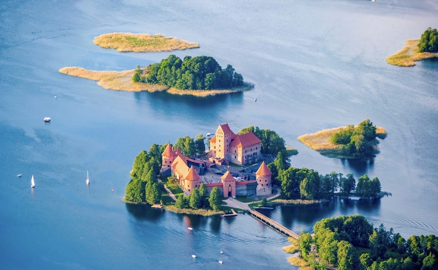 Khám phá những bí mật của Lithuania và chiêm ngưỡng những lâu đài ít người biết đến nằm giữa những hồ nước và các thị trấn cổ kính.
