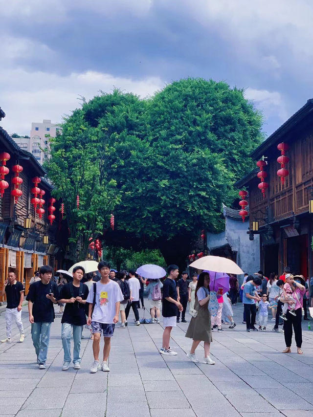 福州夾縫中的喘息，沈重里的片刻溫柔 