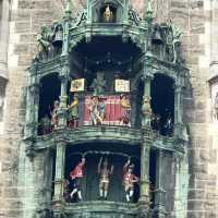 A clock tower that re-enacts Munich history!