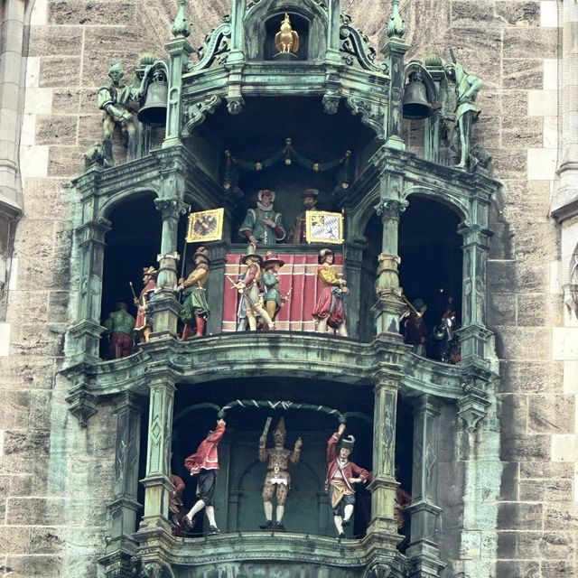 A clock tower that re-enacts Munich history!