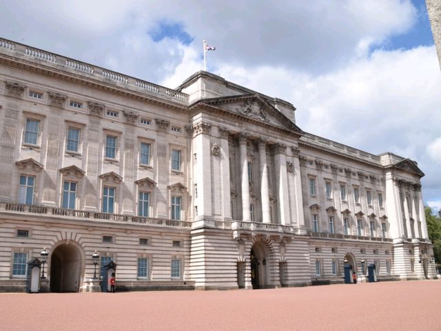 Buckingham Palace: Witness to Royalty and Dreams