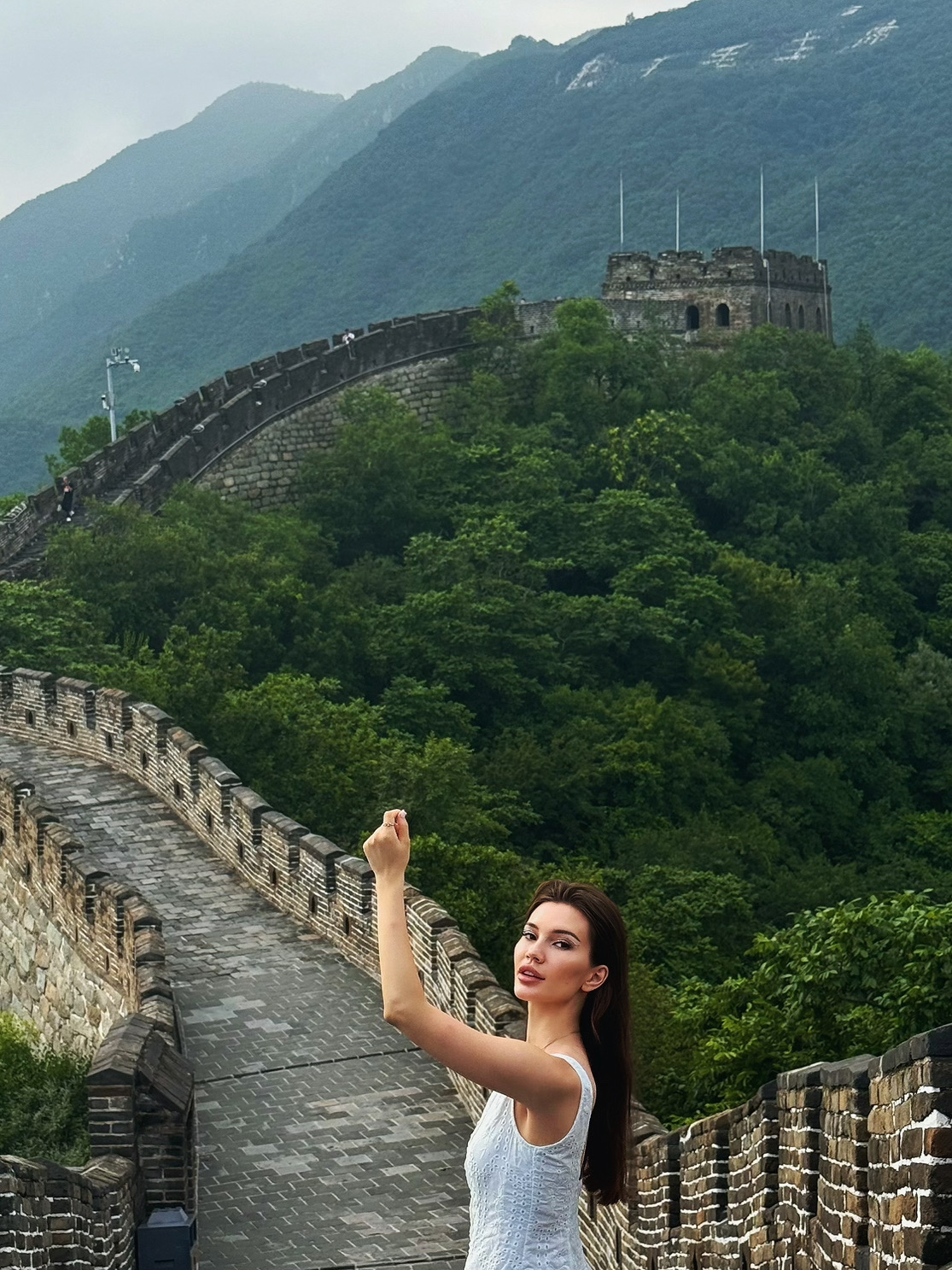 Mengunjungi Tembok Besar adalah salah satu momen terbaik dari perjalanan kami ke Beijing. Kami memilih jalur Mutianyu dan pergi ke sana bersama pemandu pribadi, yang mengantar kami dengan mobilnya yang nyaman dan ber-AC — tanpa transit, tanpa stres, perjalanan lancar 🚗💨

Kami tiba di Tembok Besar sekitar pukul 16.00, dan ternyata itu waktu yang tepat.
Tidak ada antrean sama sekali — baik di pintu masuk, bus antar-jemput, maupun kereta gantung. Dan begitu kami sampai di Tembok Besar, tempat itu hampir kosong.
Rasanya seperti kami memiliki segalanya untuk diri kami sendiri 🧡 Kami punya banyak waktu (dan ruang!) untuk mengambil foto-foto indah di bawah cahaya sore yang lembut 📸✨

Sebelum kereta gantung, ada jalan kecil untuk turis dengan toko-toko suvenir dan tempat jajanan — bahkan Pizza Hut dan Burger King.
Perjalanan ke stasiun kereta gantung yang sebenarnya memakan waktu sekitar 10–15 menit dan melewati banyak anak tangga — jadi jika Anda berkunjung dengan anak-anak, jangan membawa kereta dorong.

Pemandu kami sudah memesan tiket sebelumnya dan menyarankan kami untuk naik kereta gantung tertutup, karena ramalan cuaca mengatakan akan hujan. Kami memilih kereta gantung tertutup demi keamanan — tetapi pada akhirnya, cuaca cerah dan terang, dan kereta gantung terbuka akan jauh lebih menyenangkan dan indah 🌄 Ah, lain kali saja!

Tembok itu sendiri sungguh besar dan megah. Di musim panas, semuanya rimbun dan hijau, dan pemandangan pegunungannya luar biasa. Meskipun panas, angin sepoi-sepoi memudahkan kami berjalan dan menaiki tangga.

Dalam perjalanan pulang, kami makan sebentar di Burger King dan kembali ke Beijing — lelah tetapi sangat bahagia.

⸻

💡 Tips:
– Berkunjung di sore hari agar cahaya lebih lembut dan pengunjung lebih sedikit
– Pesan tiket terlebih dahulu, terutama jika Anda pergi bersama pemandu
– Area ini memiliki toko suvenir, camilan, minuman, dan toilet
– Jika cuaca memungkinkan, pilih kereta gantung terbuka — pemandangannya lebih indah
– Ada banyak tangga — kenakan sepatu yang nyaman
– Bus antar-jemput ber-AC dan nyaman

⸻

#TembokBesar #Mutianyu #PerjalananBeijing #PerjalananTiongkok #MatahariTerbenamDiTembok #PermataTersembunyi #TurPribadi
#momenpetualangan