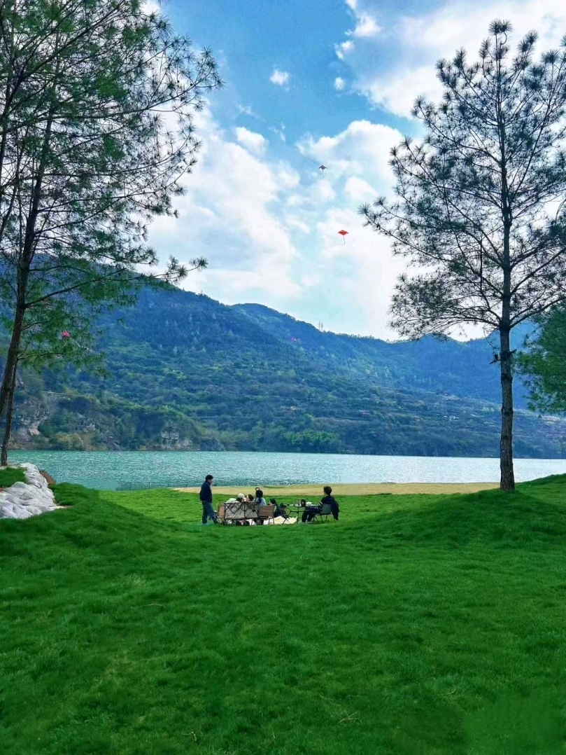 提到蘇州，腦海中浮現的是古典園林和運河，但在郊外隱藏著如夢似幻的風景。✨

🍑 溪畔野餐—新鮮水果、冰涼飲料，還有山泉水為你降溫。這是只有在大自然中才能找到的天然冰箱。
🏞 湖畔休憩—湖邊寬廣的草地，非常適合放風箏、與朋友閒坐，或靜靜欣賞山影倒映在水中。
🚣 童話般的船遊—隱藏的翡翠水池，靜靜漂流於岩石與樹木間，彷彿走進一幅畫中。

這是蘇州柔和的一面：寧靜、清新，充滿等待你去發現的祕密角落。🌸