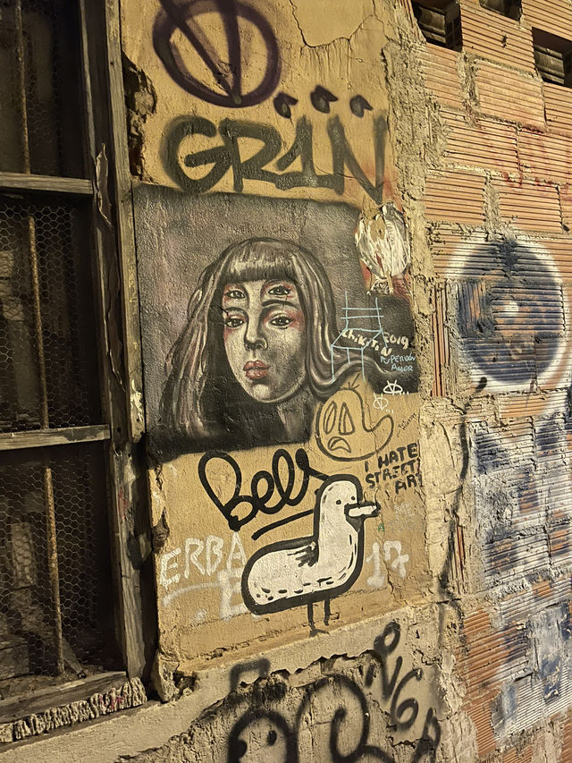 Valencia: Walls That Speak – Street Art & Urban Vibes 🎨🌆✨ Valencia: Walls That Speak – Street Art & Urban Vibes 🎨🌆✨