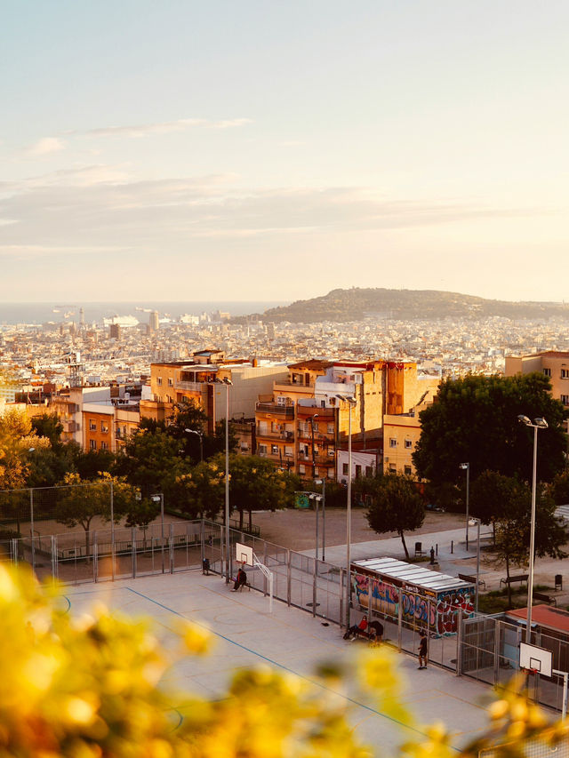 🌆🕍 Weekend Getaway in Barcelona: Gothic Quarter Charm 🏛️🌙