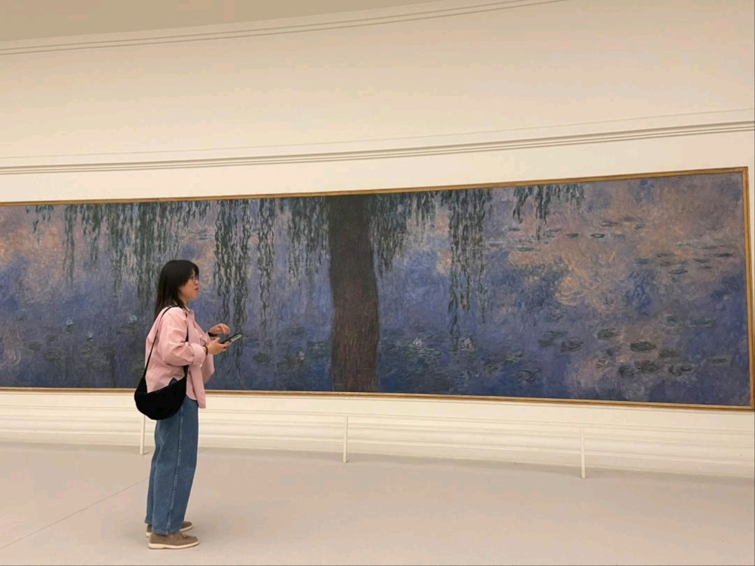 ยามเย็นที่พิพิธภัณฑ์ออรองเจอรี (Musée de l'Orangerie)。