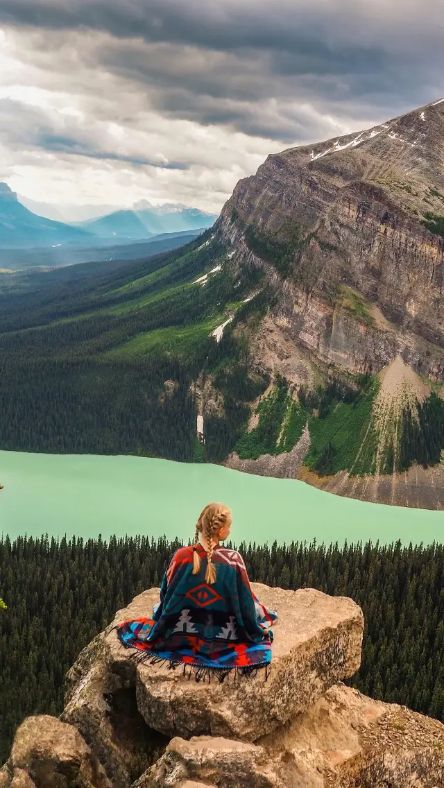 Stormy Clouds Above the Little Beehive at Lake Louise: A Scenic View to Remember 🇨🇦🌲☁️