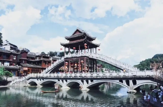 Fenghuang Ancient Town in Western Hunan: Immersed in the antique charm