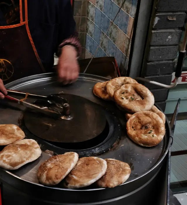 In the old streets and alleys of Chongqing, countless stories and warmth are hidden