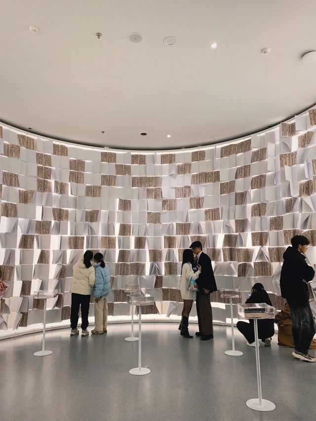 這個展得從負一樓開始逛，匯集了136件真跡