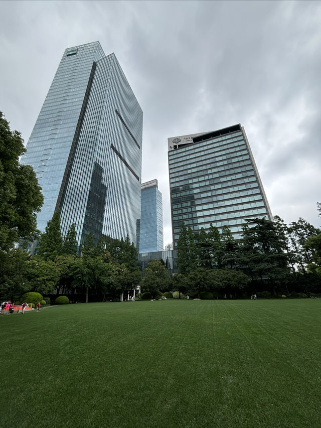 在繁華的靜安寺商圈，靜安公園是一塊珍貴的綠地