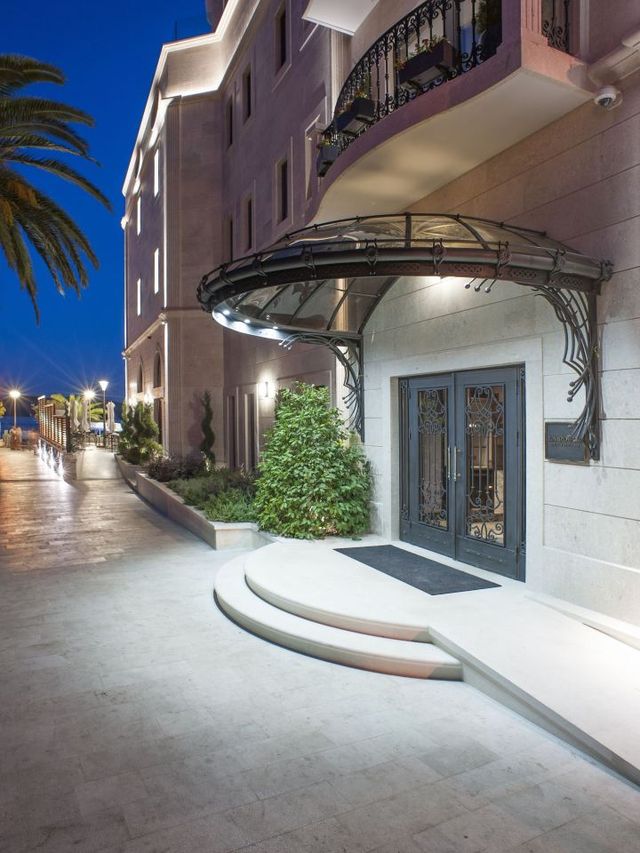 🌟 Tivat's Seaside Luxury: Boutique Hotel La Roche 🏖️✨