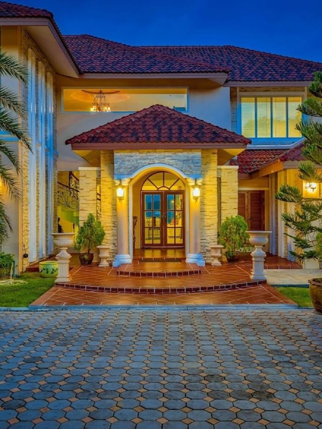 🌴 Phuket's Seaside Serenity: Top Villa Picks! 🌊