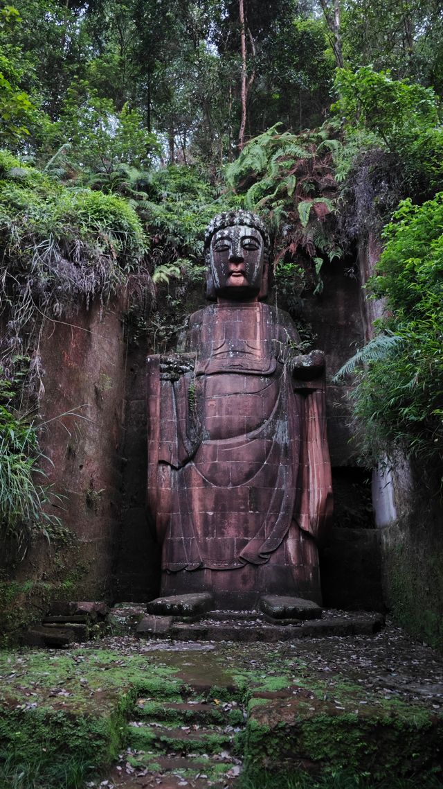 藏在山裡面的佛國世界，樂山大佛附近的東方佛都