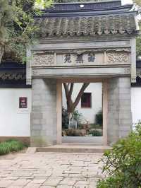 青浦大觀園係一座大型仿古園林建築，位於青商公路701號，坐落於淀山湖兩側，距離上海市中心六十五公里。