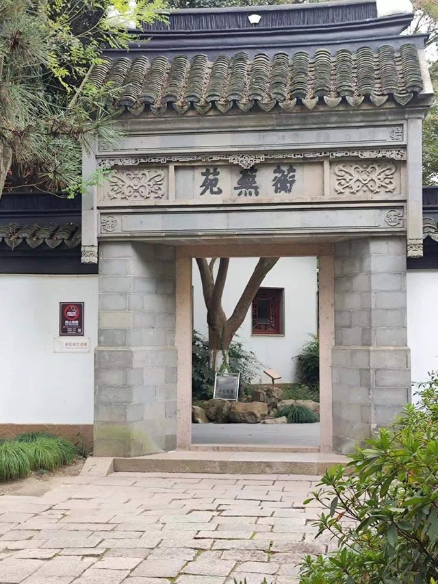 青浦大觀園係一座大型仿古園林建築，位於青商公路701號，坐落於淀山湖兩側，距離上海市中心六十五公里。