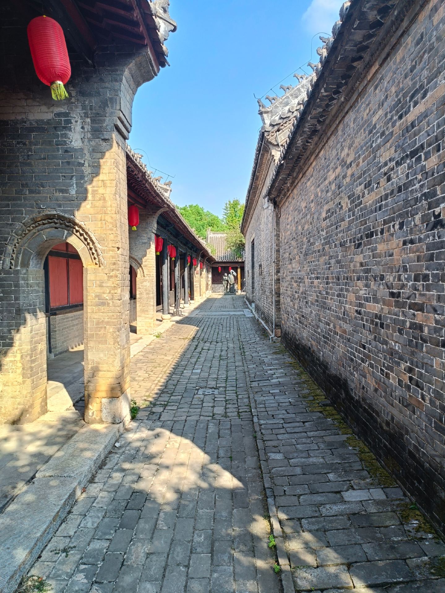 It is a national key cultural relic protection site and the only Qing Dynasty prefectural government office in China that has been completely preserved to this day.
Nanyang Prefecture Yamen was first built in the Yuan Dynasty, with a history of more than 750 years. It was rebuilt and expanded on a large scale many times during the Ming and Qing Dynasties. By the end of the Qing Dynasty, the Yamen covered an area of ​​100 acres and had hundreds of halls and corridors. It had a rigorous structure and a grand scale, and was a miniature of the Forbidden City complex in Beijing.
The existing Nanyang Prefecture Yamen has basically retained the original architectural layout, and is balanced and symmetrical along the central axis. The main buildings such as the screen wall, gate, ceremonial gate, lobby, Yingong gate, back hall, inner house gate and retreat hall are distributed on the central axis. The six rooms of Li, Hu, Bing, Xing, Li and Gong belonging to the prefectural government are built on the east and west side lines, as well as the Taxation Department, Experience Department, Prison Department, and Criminal Justice Hall. There are also East Flower Hall, West Flower Hall, official residence, official residence, warehouse, dungeon, stable and other houses and courtyards. The layout is civil on the left and military on the right, with a hall in front and a bedroom in the back, double doors and corridors, and order of respect for the hierarchy. It is a typical feudal prefecture-level government office with high historical, cultural and artistic value, and high ornamental value. It is worth a visit.
The ticket to Nanyang Prefecture Yamen is 40 yuan and it is open from 8:00 to 18:00 every day. Outside the gate is a food and commercial street, which is quite lively at night.
Bus No. 34 in Nanyang city can get you to the gate of the government office. Get off and walk 200 meters to the destination. Buses K23, 18, 35 and other routes can get you near the government office. Search for "Nanyang Prefectural Government Office Museum" when navigating.